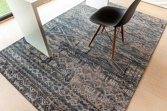 Louis De Poortere alfombra LX 9113 Antiquarian Kilim Black Rabat interior 9