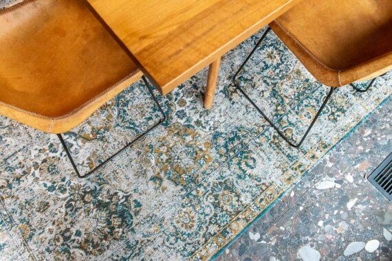 Louis De Poortere alfombra LX 9127 Antiquarian Bakhtiari Fener interior 1