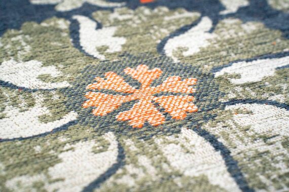 Louis De Poortere alfombra Antiquarian Suzani 9730 Nordic zoom 2